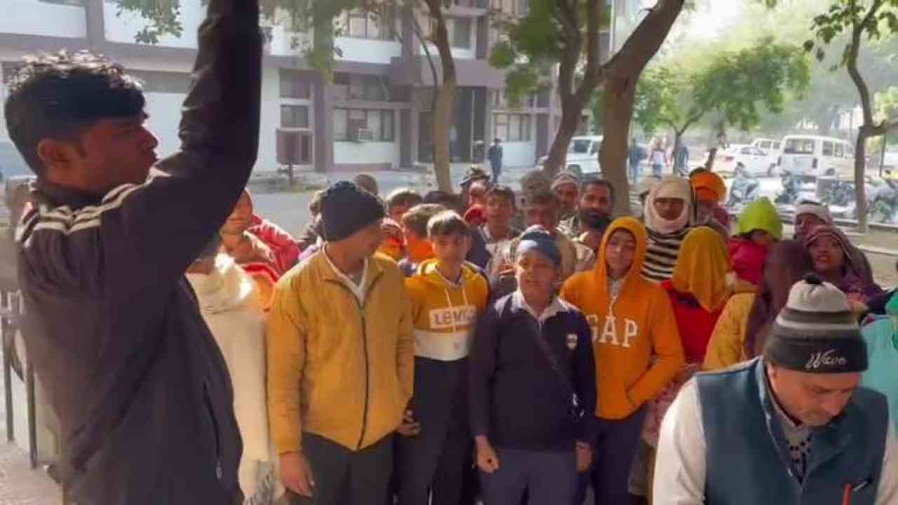ठंड के मौसम में आंदोलन कर टीचर्स मांग रहे स्कूली छात्र, एग्जाम को बचे बस 2 महीने