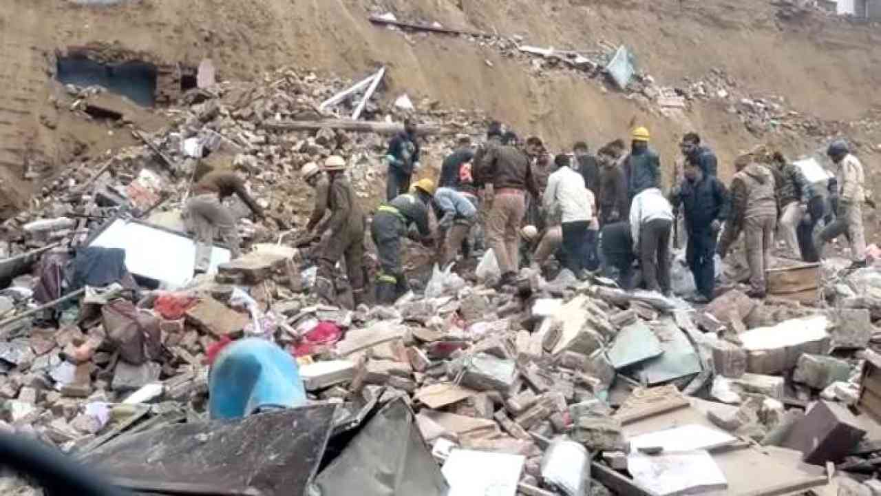 आगरा में बेसमेंट की खुदाई के दौरान गिरे 6 मकान, मलबे में दबने से 2 बच्चियों समेत 3 घायल