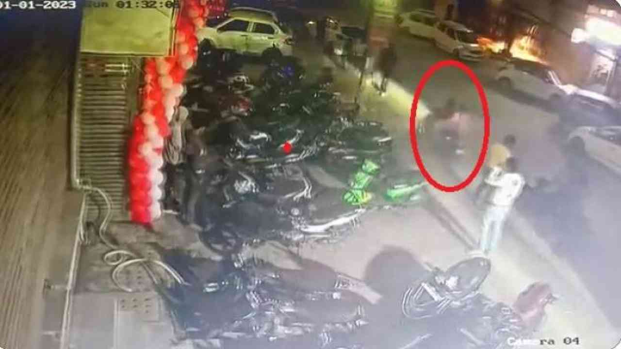 Kanjhawala case: निधि-अंजलि के बीच पैसों के लिए हुआ था झगड़ा, पार्टी में मौजूद दोस्त का दावा