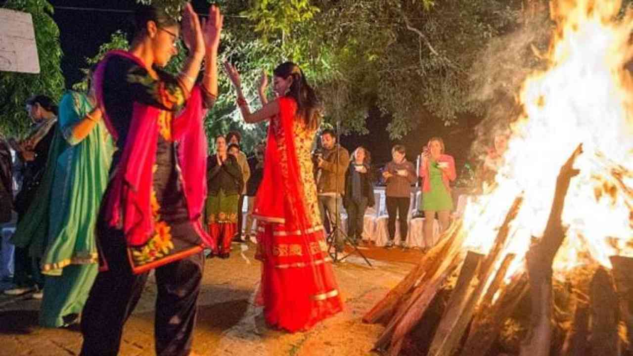 Lohri 2023: उत्तर भारत में आज मनाया जा रहा लोहड़ी का त्योहार, पूजन में इन बातों का रखें ध्यान