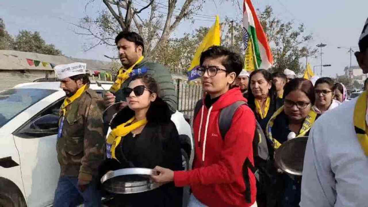 पूर्व खेल मंत्री संदीप सिंह के खिलाफ 'आप' ने खोला मोर्चा, सड़क पर उतरकर किया प्रदर्शन