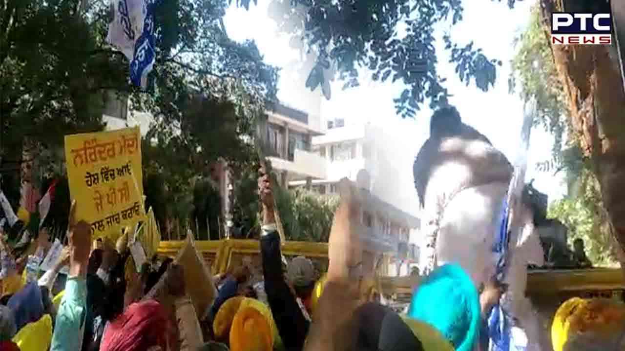 ਅਡਾਨੀ ਮੁੱਦੇ ਨੂੰ ਲੈ ਕੇ ਪ੍ਰਦਰਸ਼ਨ ਕਰ ਰਹੇ ਆਪ ਵਰਕਰਾਂ ਤੇ ਮਾਰੀਆਂ ਪਾਣੀ ਦੀਆਂ ਬੁਛਾੜਾਂ