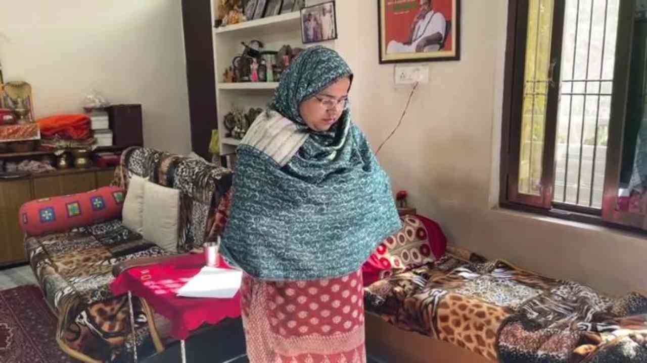 काशी में मुस्लिम महिला उर्दू में कर रही हैं रामचरित मानस का अनुवाद