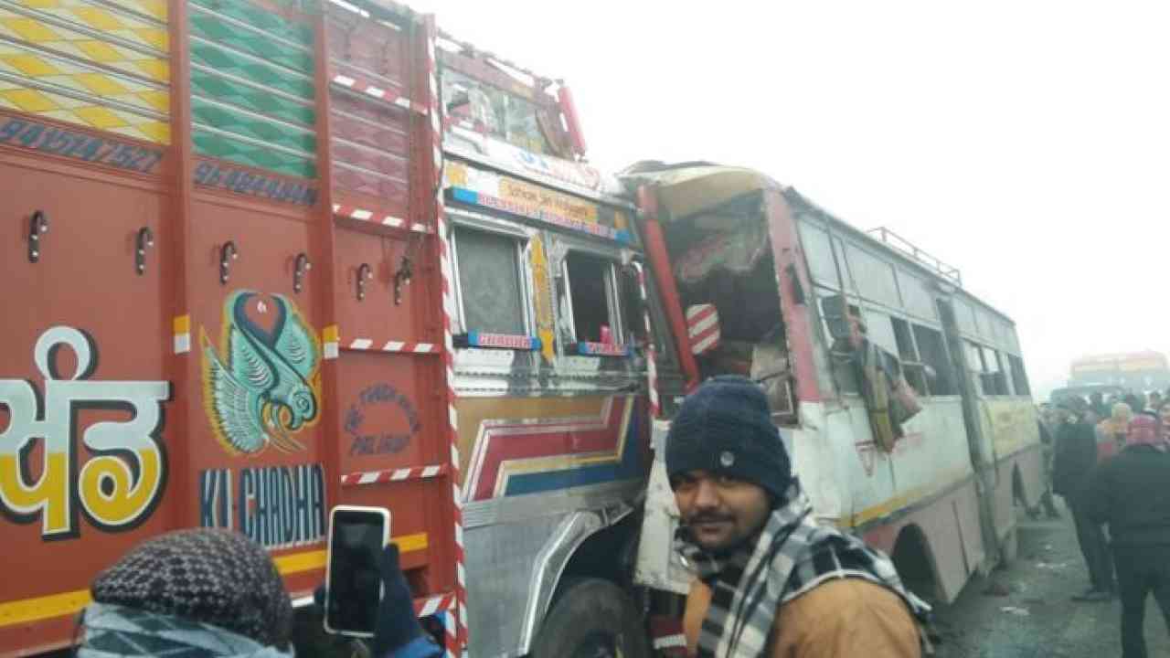 शाहजहांपुर में ट्रक ने बस को मारी टक्कर, मची चीख पुकार
