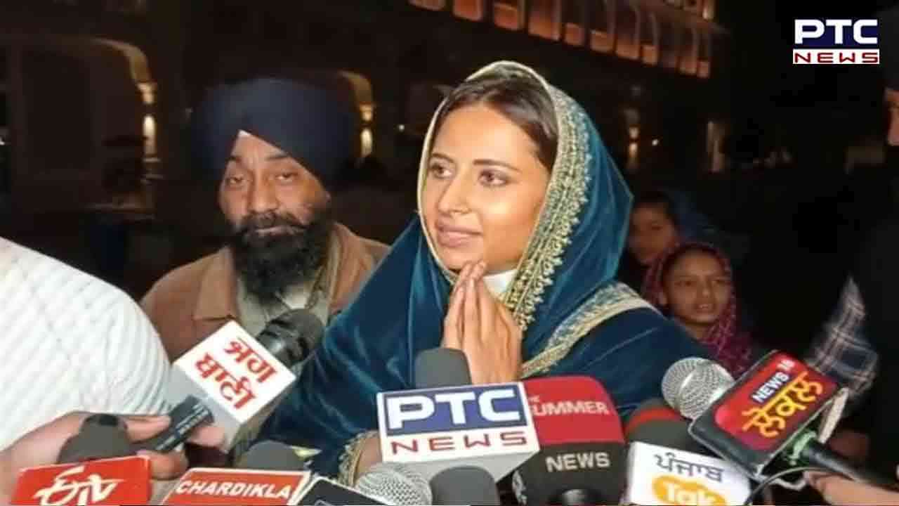 ਪੰਜਾਬੀ ਅਦਾਕਾਰਾ ਸਰਗੁਣ ਮਹਿਤਾ ਪਤੀ ਰਵੀ ਦੂਬੇ ਨਾਲ ਸ੍ਰੀ ਦਰਬਾਰ ਸਾਹਿਬ ਹੋਈ ਨਤਮਸਤਕ