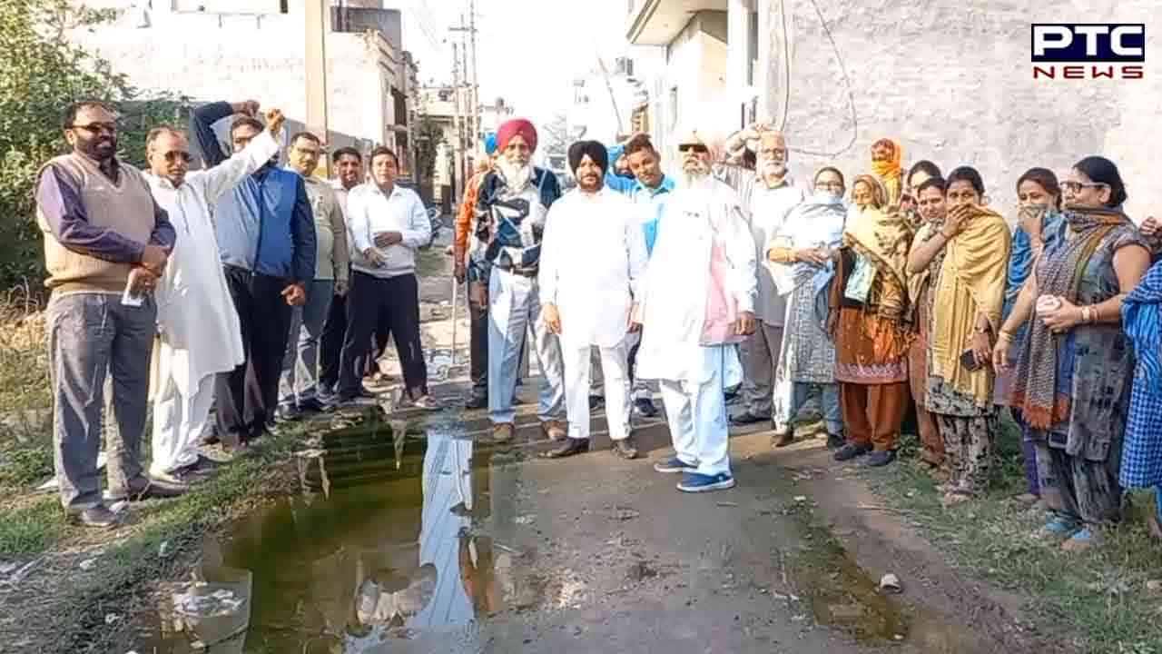 ਹੁਸ਼ਿਆਰਪੁਰ ’ਚ ਲੋਕਾਂ ਨੇ ਸੀਵਰੇਜ ਕਾਰਨ ਫੈਲੀ ਗੰਦਗੀ ਨੂੰ ਲੈ ਕੇ ਪ੍ਰਸ਼ਾਸਨ ਤੇ ਨਿਗਮ ਖ਼ਿਲਾਫ਼ ਕੀਤੀ ਨਾਅਰੇਬਾਜ਼ੀ