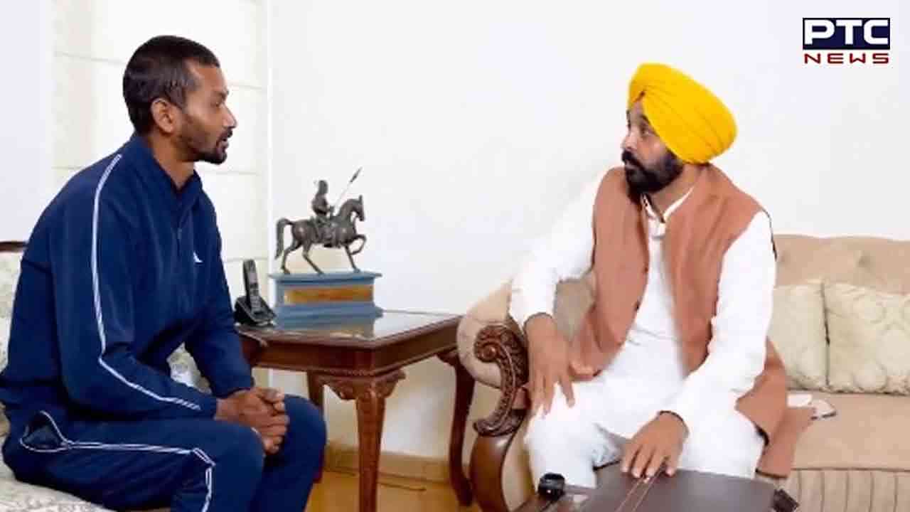 ਪੱਲੇਦਾਰੀ ਦਾ ਕੰਮ ਕਰਨ ਵਾਲੇ ਕੌਮੀ ਹਾਕੀ ਖਿਡਾਰੀ ਨੂੰ ਮਿਲੇ ਸੀਐਮ ਮਾਨ, ਨੌਕਰੀ ਦੇਣ ਦਾ ਕੀਤਾ ਐਲਾਨ