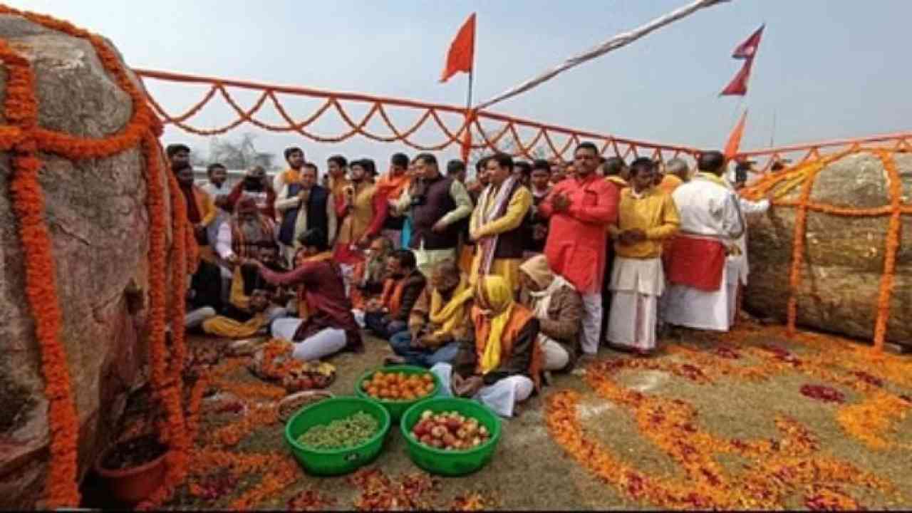 अयोध्या पहुंचने शालिग्राम शिलाओं के आगे 'नतमस्तक' हुई आस्था, छह हजार पुरानी इन चट्टानों से बनेगी रामलला की मूर्ति