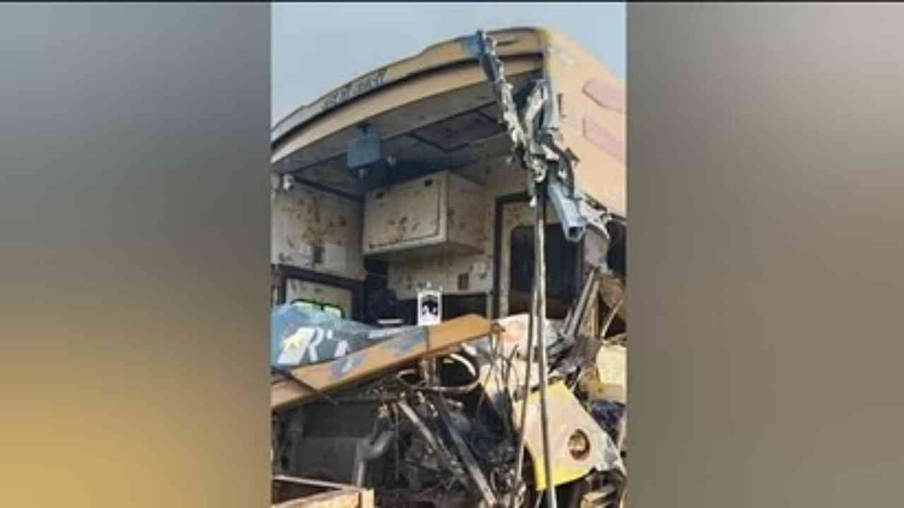 आगे-आगे जा रहा था ट्रक, तभी पीछे से आ रही बस का बिगड़ा बैलेंस और फिर...