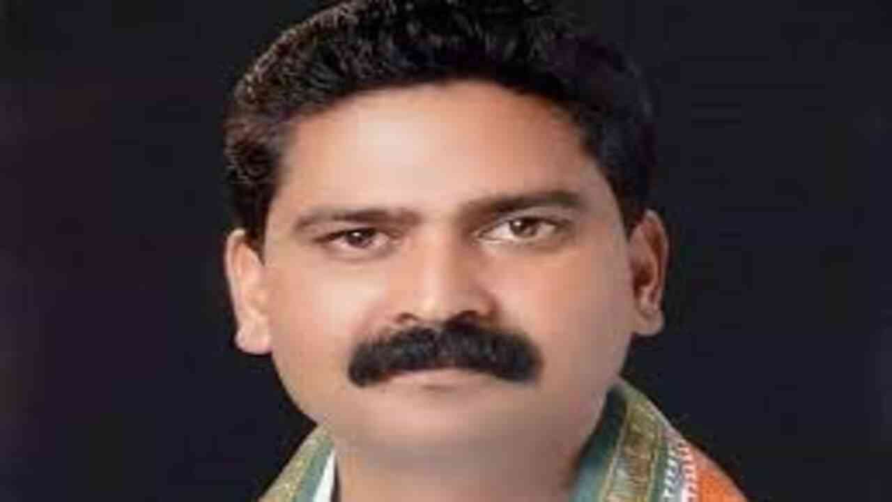 विधायक की गाड़ी को नहीं  दिया पास तो SHO और सिपाही हुए लाइन हाजिर