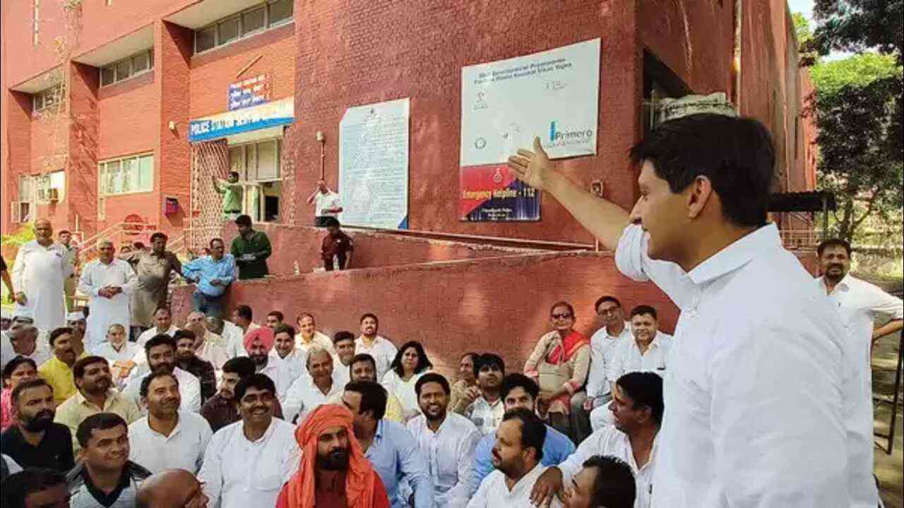 Hindenburg Report: हरियाणा में कांग्रेस कार्यकर्ताओं ने किया विरोध प्रदर्शन, 150 नेताओं ने दी गिरफ्तारी