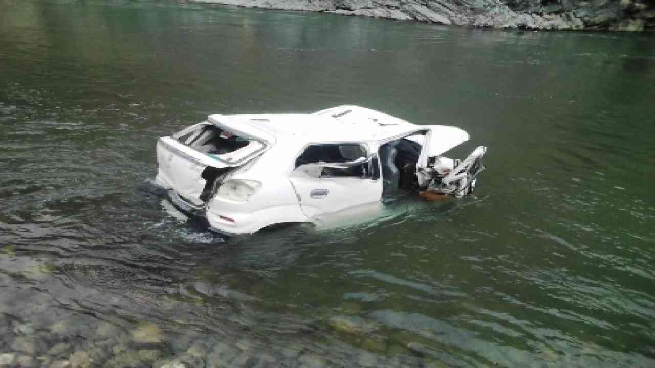 अनियंत्रित होकर नदी में गिरी कार, 4 युवकों की मौके पर मौत