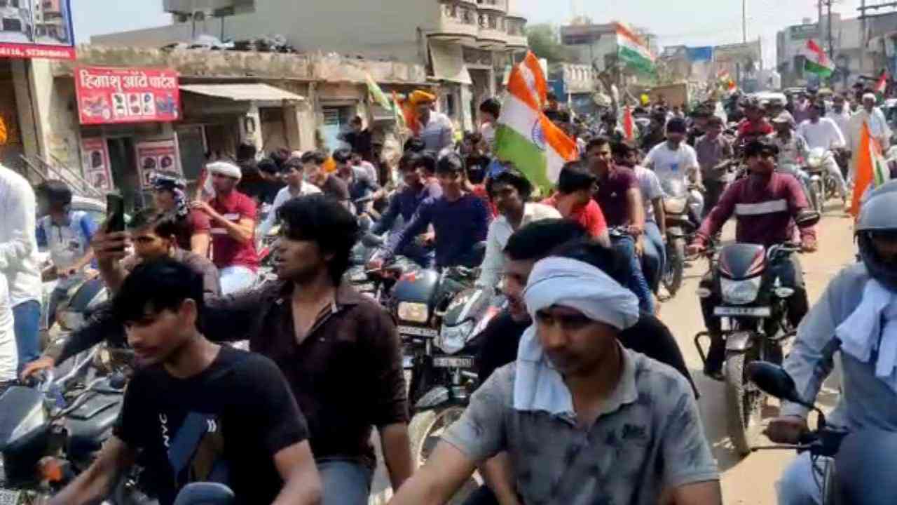 कांग्रेस की तिरंगा यात्रा में पुलिस ने काटे मोटरसाइकिलों के 65 हजार रुपये के चालान