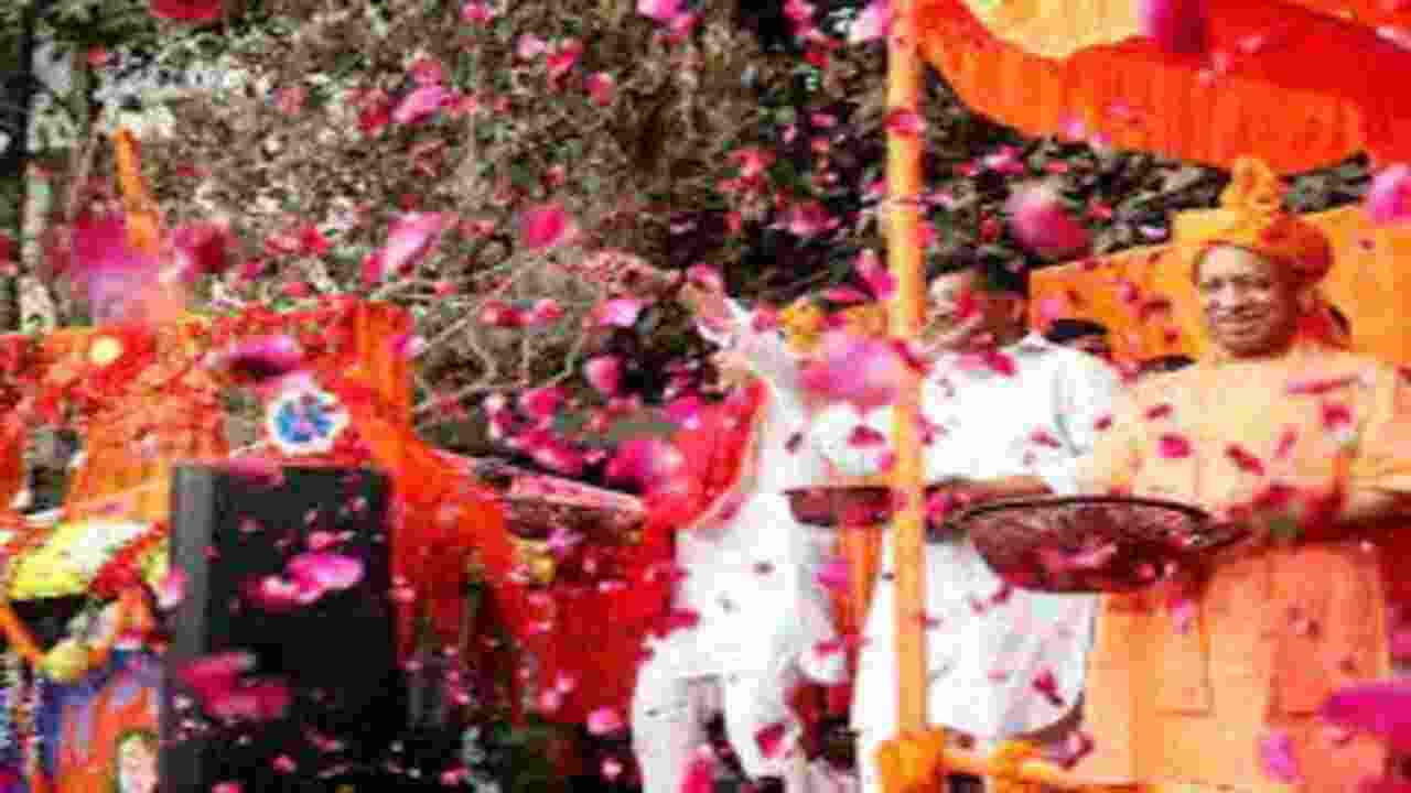 योगी ने खेली फूलों की होली, प्रदेश वासियों को दी बधाई, की त्यौहार की मर्यादा बनाए रखने की अपील