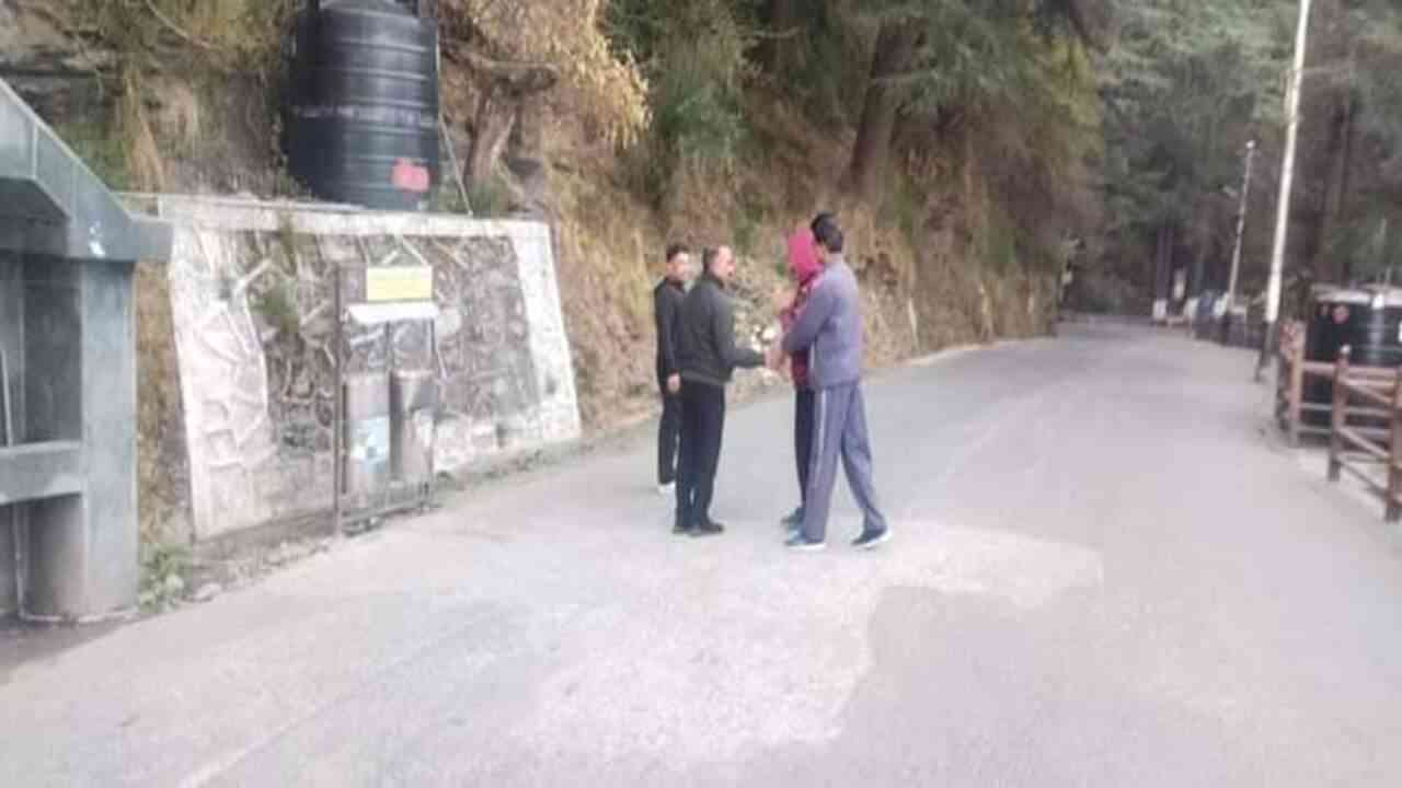 बिना सुरक्षा आम जन की तरह सड़क पर निकले सुख्खू , जाना लोगों का हाल