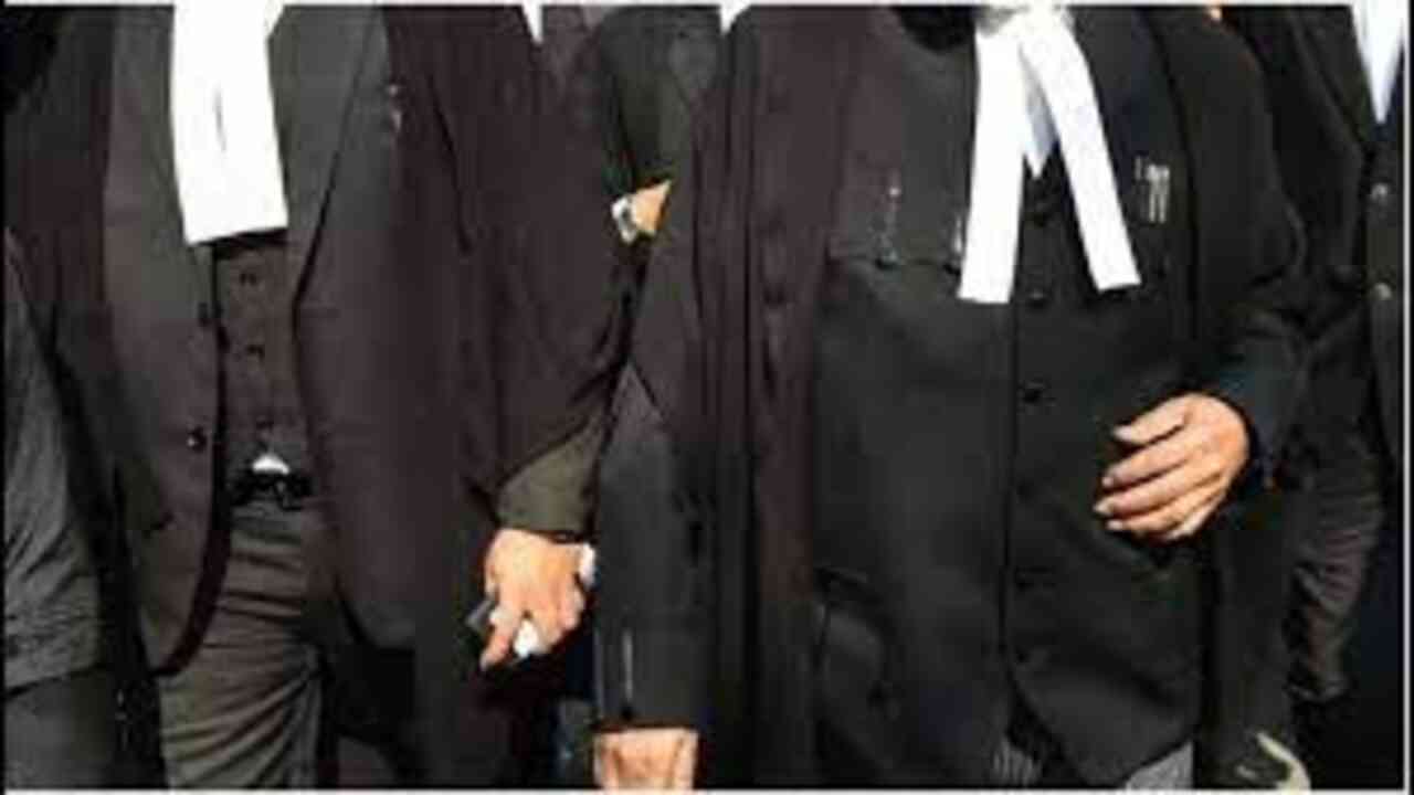 हापुड़ में  पुलिस की ज्यादती के खिलाफ वकीलों ने किया विरोध प्रदर्शन