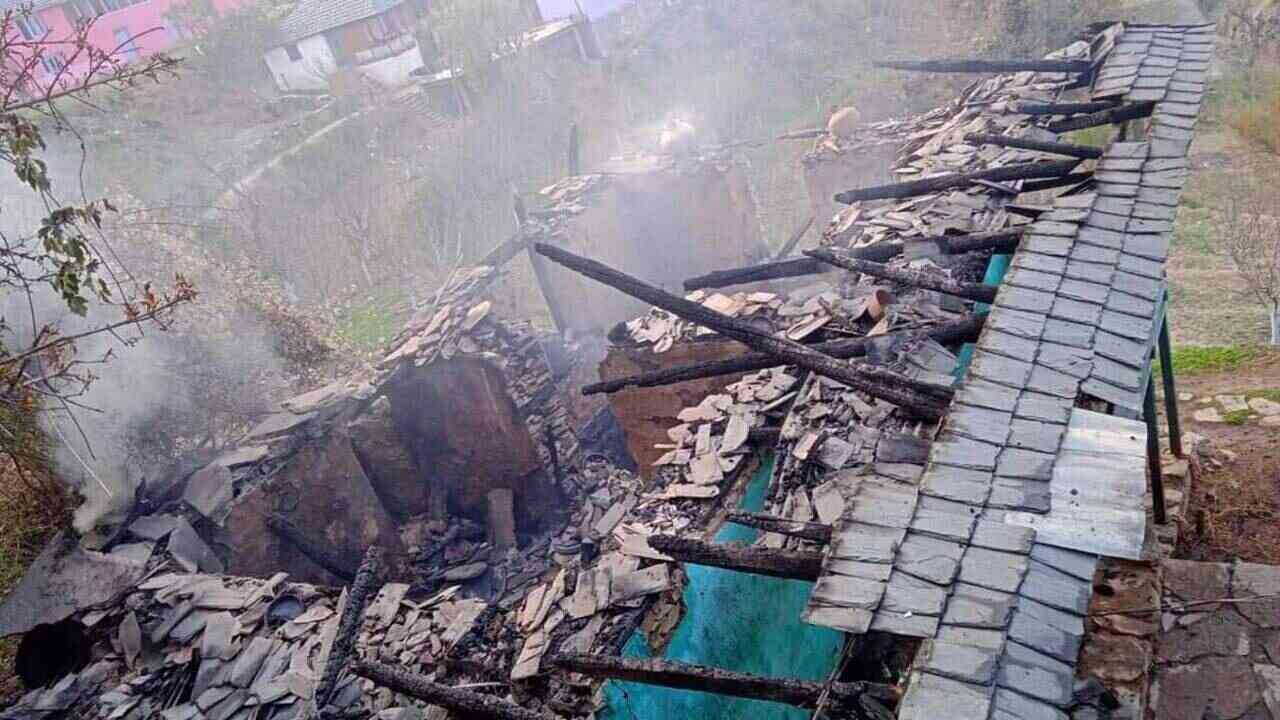 मंडी जिला के करसोग में आग की भेंट चढ़ा दो मंजिला स्लेट पोश मकान, लाखों का नुकसान