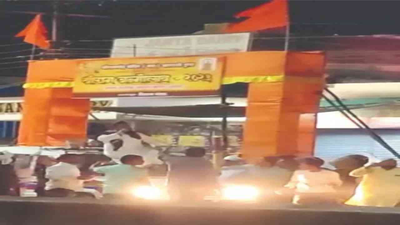 रामनवमी पर महाराष्ट्र में मंदिर के बाहर दंगा, पुलिस की गाड़ियों को लगाई आग, किया पथराव