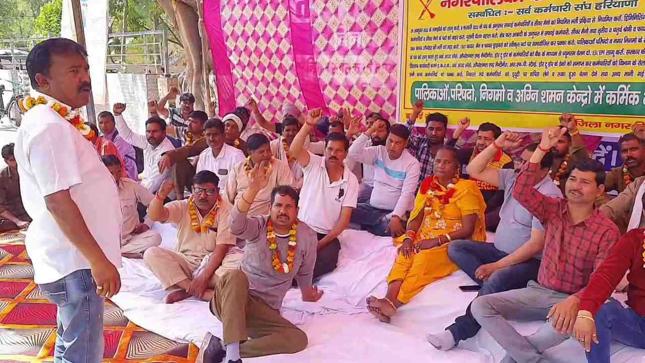 प्रदेश भर में सफाई कर्मचारी कर रहे भूख हड़ताल, सरकार को दी चेतावनी!