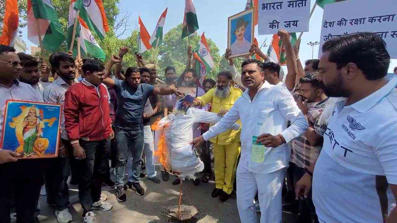 अमृतपाल के खिलाफ एंटी टेररिस्ट फ्रंट का जोरदार प्रदर्शन, गोली मारने की उठाई मांग