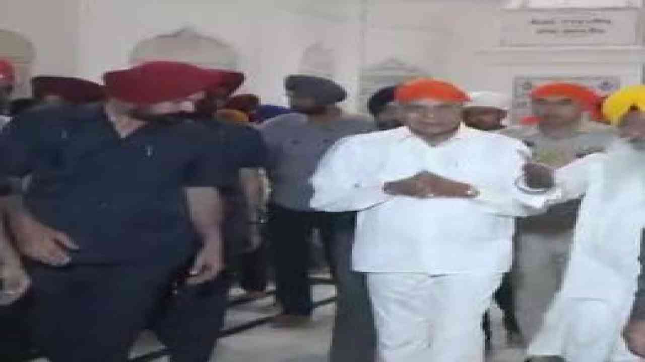 ਗਵਰਨਰ ਬਨਵਾਰੀਲਾਲ ਪੁਰੋਹਿਤ ਸ੍ਰੀ ਦਰਬਾਰ ਸਾਹਿਬ ਵਿਖੇ ਹੋਏ ਨਤਮਸਤਕ