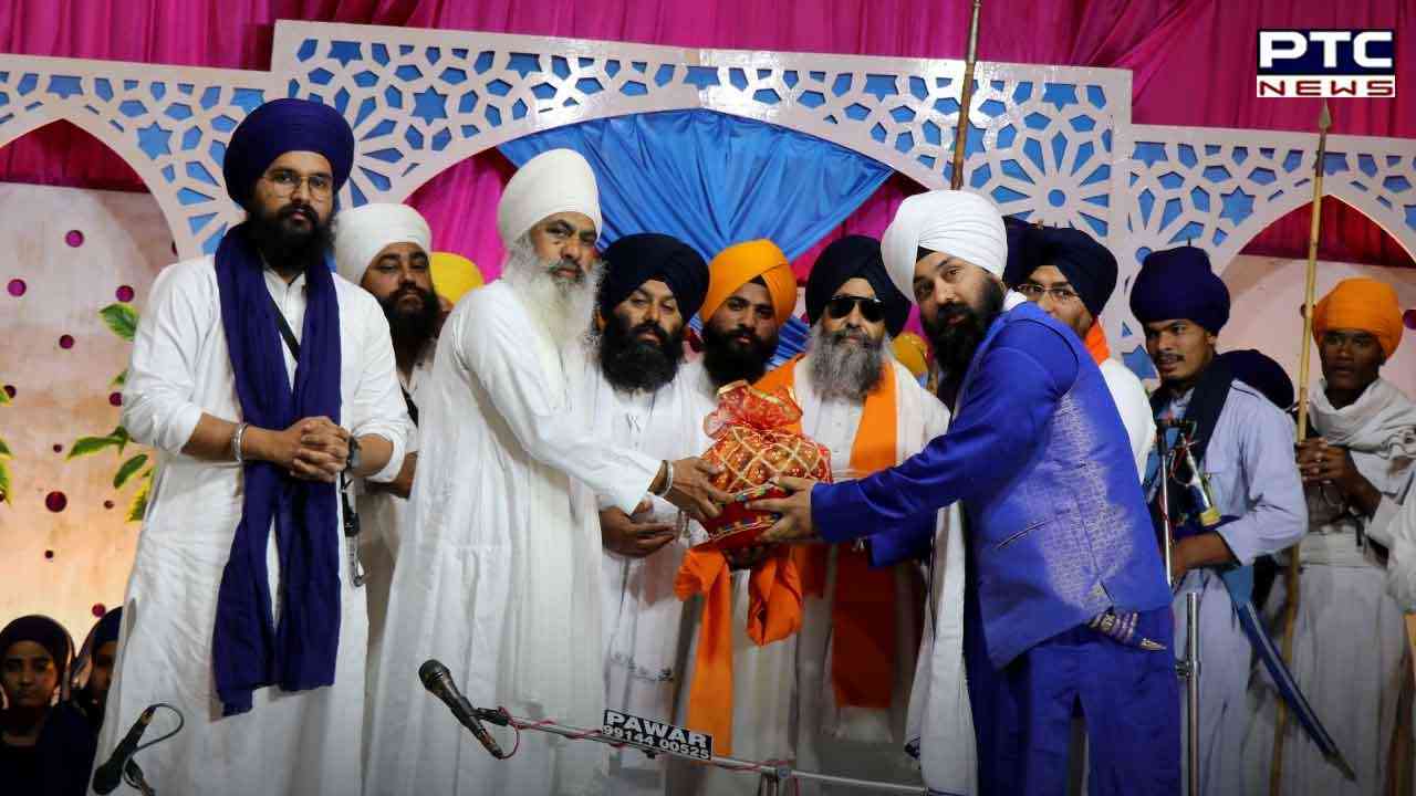 ਗੁ. ਸੰਤਸਰ ਸਾਹਿਬ ਵਿਖੇ ਸਜੇ 'ਪ੍ਰਗਟਿਓ ਖਾਲਸਾ ਸਮਾਗਮ' ਦੌਰਾਨ 49 ਪ੍ਰਾਣੀ ਖੰਡੇ ਬਾਟੇ ਦੀ ਪਾਹੁਲ ਛੱਕ ਗੁਰੂ ਵਾਲੇ ਸਜੇ