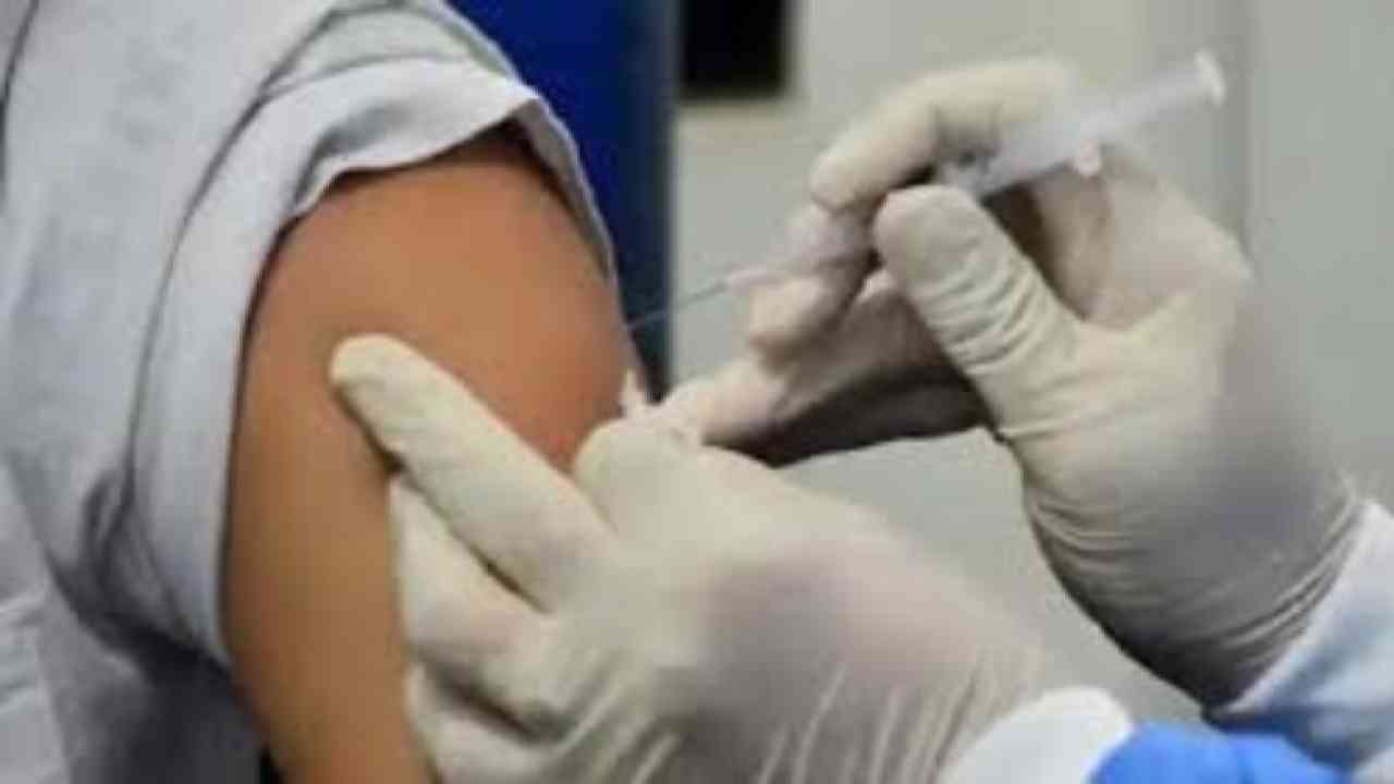 कोरोना अपडेट : भारत में नए कोविड-19 मामलों में देखी गई मामूली गिरावट, जारी है टीकाकरण