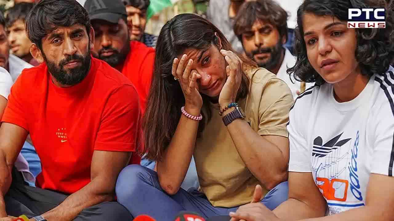 जंतर-मंतर पर पहलवानों का प्रदर्शन जारी, फुटपाथ पर सो कर निकाली पहली रात