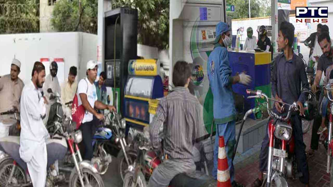 ਪਾਕਿਸਤਾਨ ਦੇ ਲੋਕਾਂ ਨੂੰ ਲੱਗਿਆ ਇੱਕ ਹੋਰ ਵੱਡਾ ਝਟਕਾ, ਪੈਟਰੋਲ 10 ਰੁਪਏ ਹੋਇਆ ਮਹਿੰਗਾ, ਕੀਮਤ ਜਾਣ ਕੇ ਹੋ ਜਾਓਗੇ ਹੈਰਾਨ