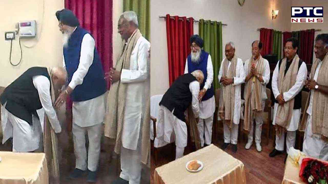 ਜਦੋਂ ਪੀਐਮ ਮੋਦੀ ਨੇ 'ਕਾਸ਼ੀ' ਦੀ ਧਰਤੀ 'ਤੇ ਸਰਦਾਰ ਪ੍ਰਕਾਸ਼ ਸਿੰਘ ਦੇ ਛੂਹੇ ਸੀ ਪੈਰ, ਤਾਂ ਵਾਇਰਲ ਹੋ ਰਹੀਂ ਹੈ ਇਹ ਤਸਵੀਰ