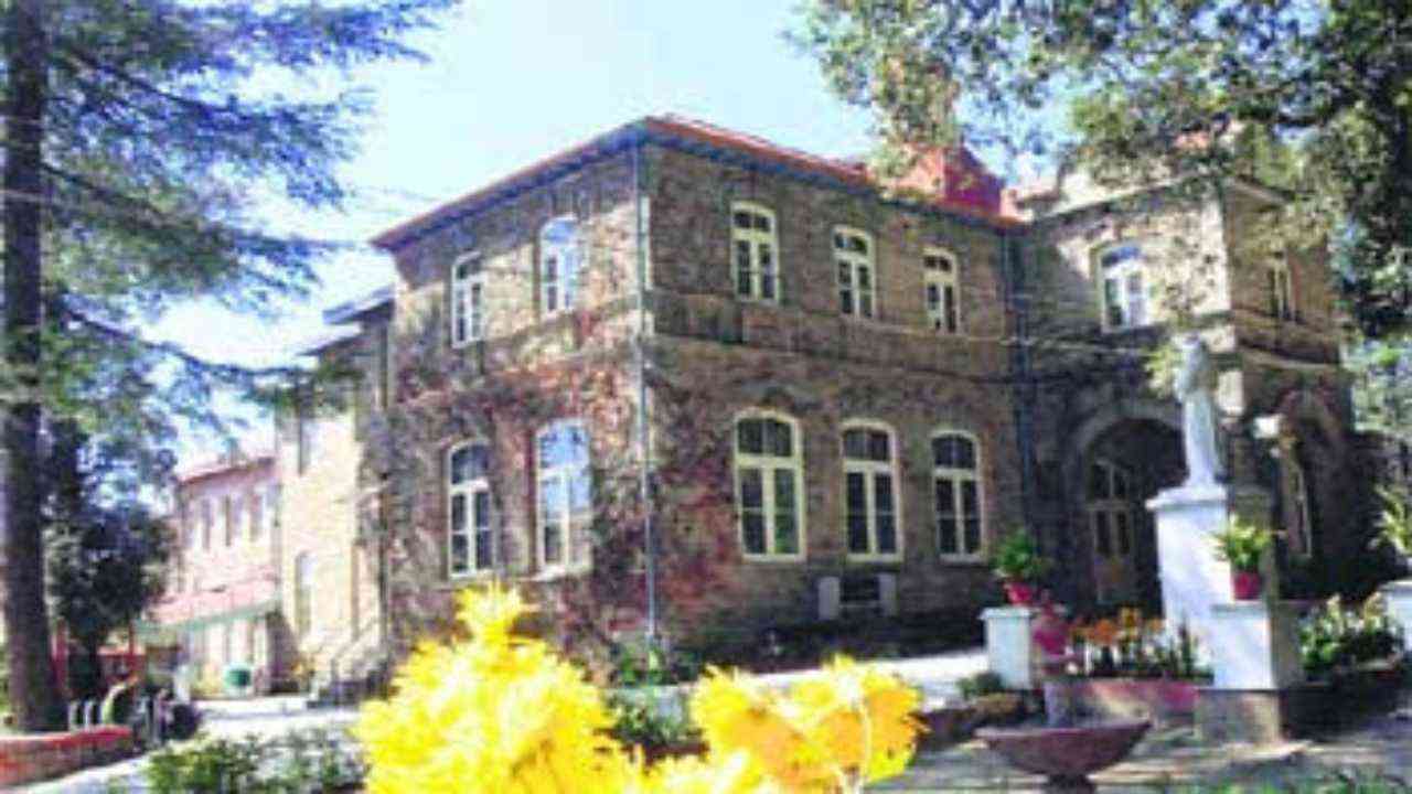 1864 में बने जीसस एंड मैरी चेल्सी स्कूल में घूमता है सिर कटे घुड़सवार का भूत, लोग और बच्चे आज भी खाते है खौफ