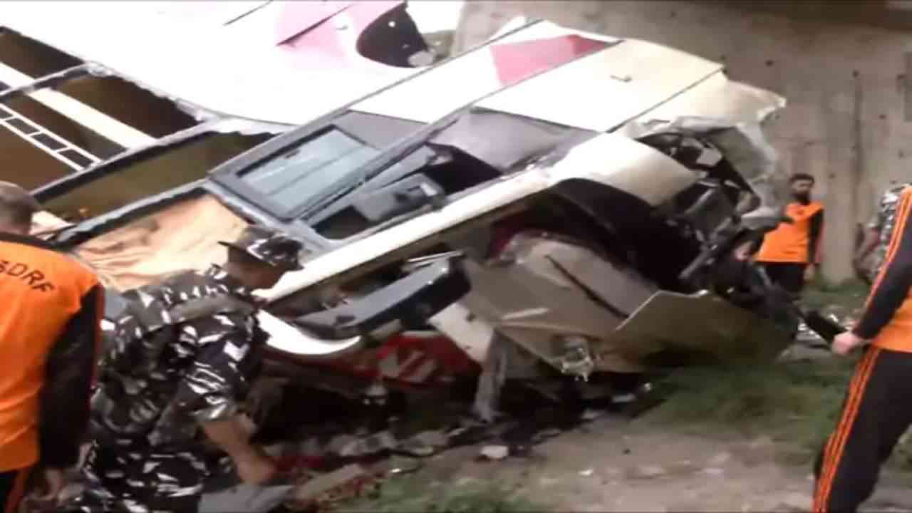 जम्मू में पुल से नीचे गिरी बस, 10 तीर्थ यात्रियों की मौत, 57 घायल, 75 यात्री थे सवार
