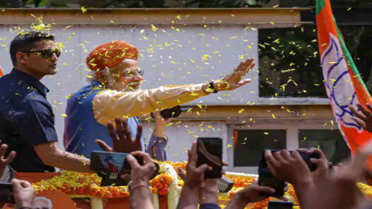 बेंगलुरु में पीएम मोदी ने किया 'मेगा' रोड शो, प्रधानमंत्री की एक झलक पाने के लिए उमड़ा लोगों का हुजूम