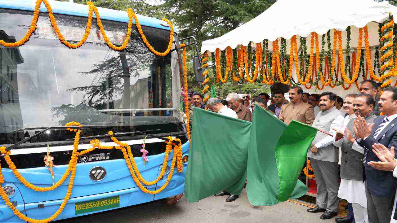 मुख्यमंत्री सुक्खू ने शिमला को दी सौगात, 20 नई इलेक्ट्रिक बसों को दिखाई हरी झंडी