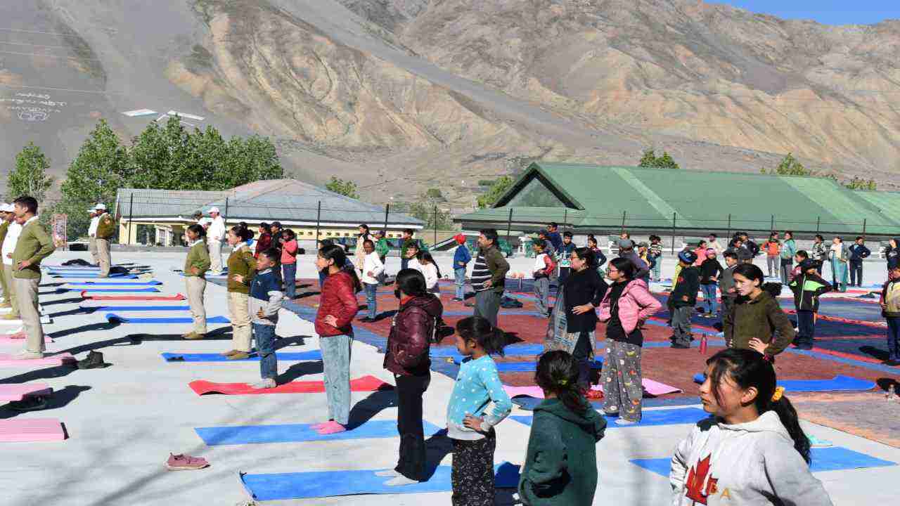स्पीति घाटी में 11,980 फीट की ऊंचाई पर स्थित आइस हॉकी रिंक काजा में मनाया गया योग दिवस