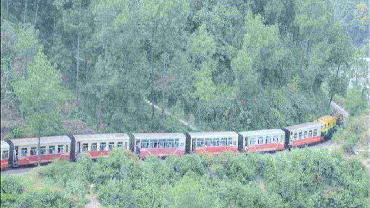शुरू हुआ शिमला से शोघी के बीच पैनोरमिक विस्ताडोम ट्रेन का ट्रायल