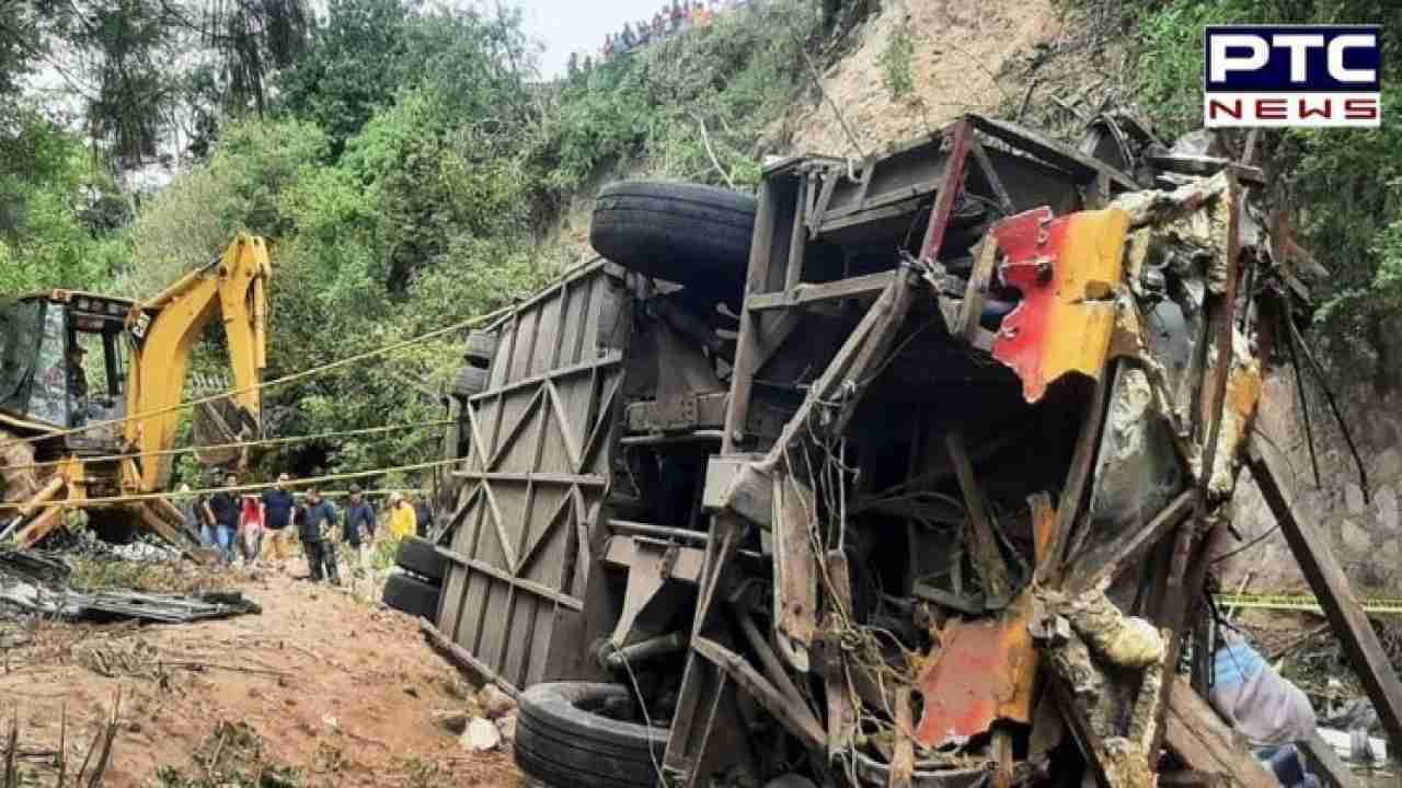 मेक्सिको में खाई में गिरी बस: 29 लोगों की मौत, 21 घायल