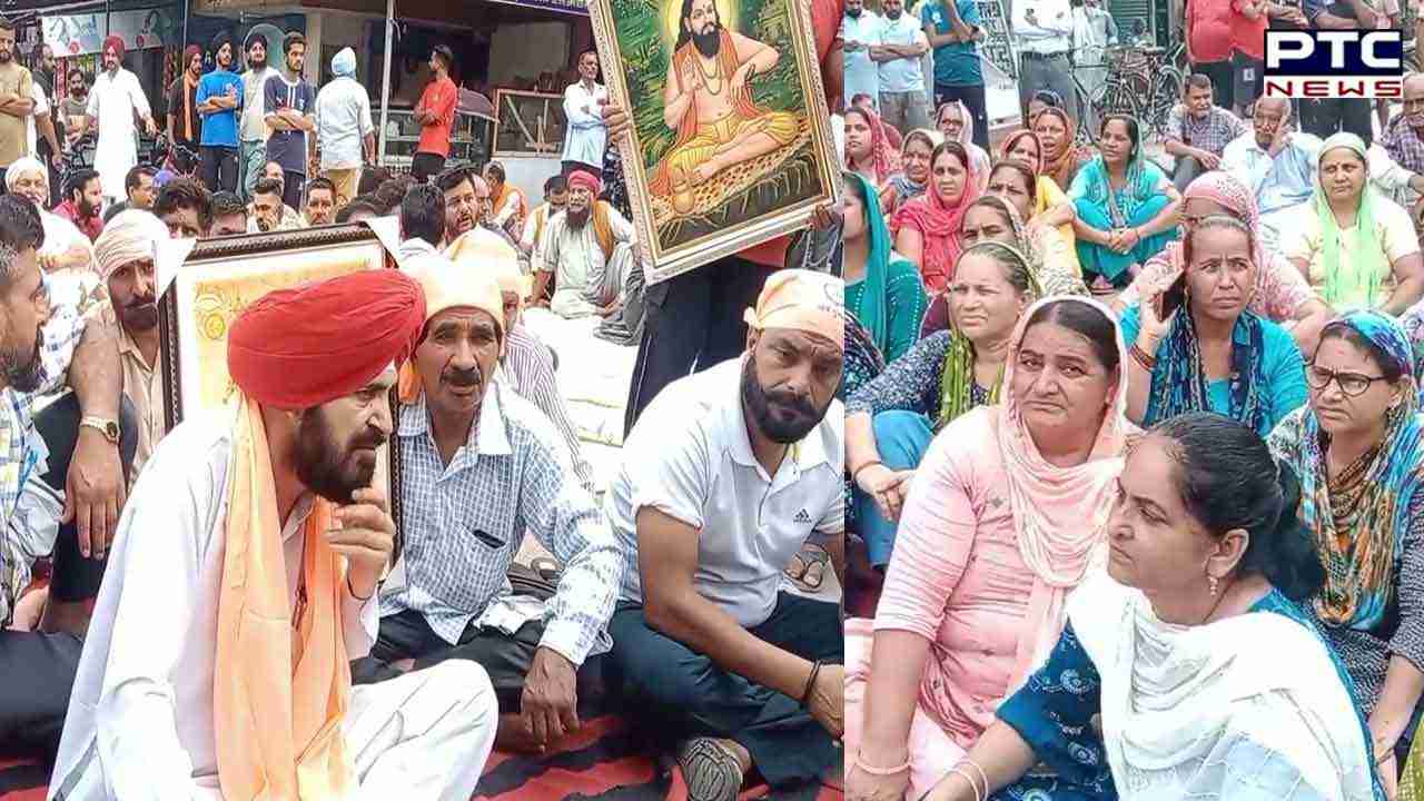Gurdaspur: ਬੇਅਦਬੀ ਦੇ ਮਾਮਲੇ ’ਚ ਨਵਾਂ ਮੋੜ; ਮੁਲਜ਼ਮ ਦੇ ਹੱਕ ’ਚ ਪਰਿਵਾਰ ਤੇ ਲੋਕਾਂ ਨੇ ਪੁਲਿਸ ਪ੍ਰਸ਼ਾਸਨ ਖਿਲਾਫ ਲਗਾਇਆ ਧਰਨਾ