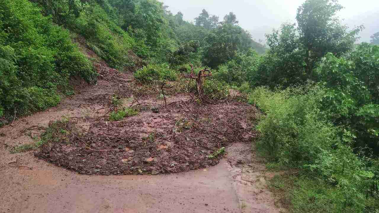 Haryana: पंचकूला के मोरनी में भूस्खलन के चलते सड़कों पर आया सारा मलबा, सभी रास्ते हुए बंद