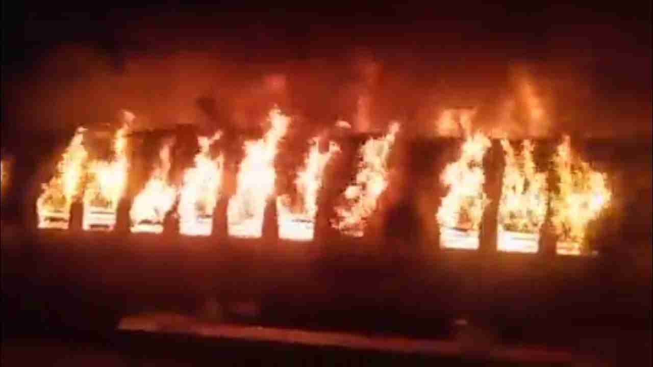 मदुरै रेलवे स्टेशन पर ट्रेन के कोच में लगी आग, यूपी के 9 लोगों की मौत, CM योगी ने जारी किए 2 लाख की अनुग्रह राशि देने के आदेश