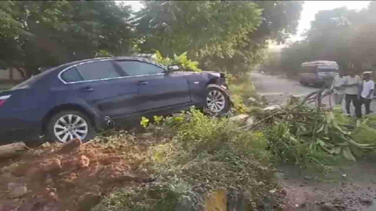 हरियाणा: गुरुग्राम में तेज रफ्तार BMW चढ़ी डिवाइडर पर, बिजली का टूटा खंभा, 2 लोग हुए घायल