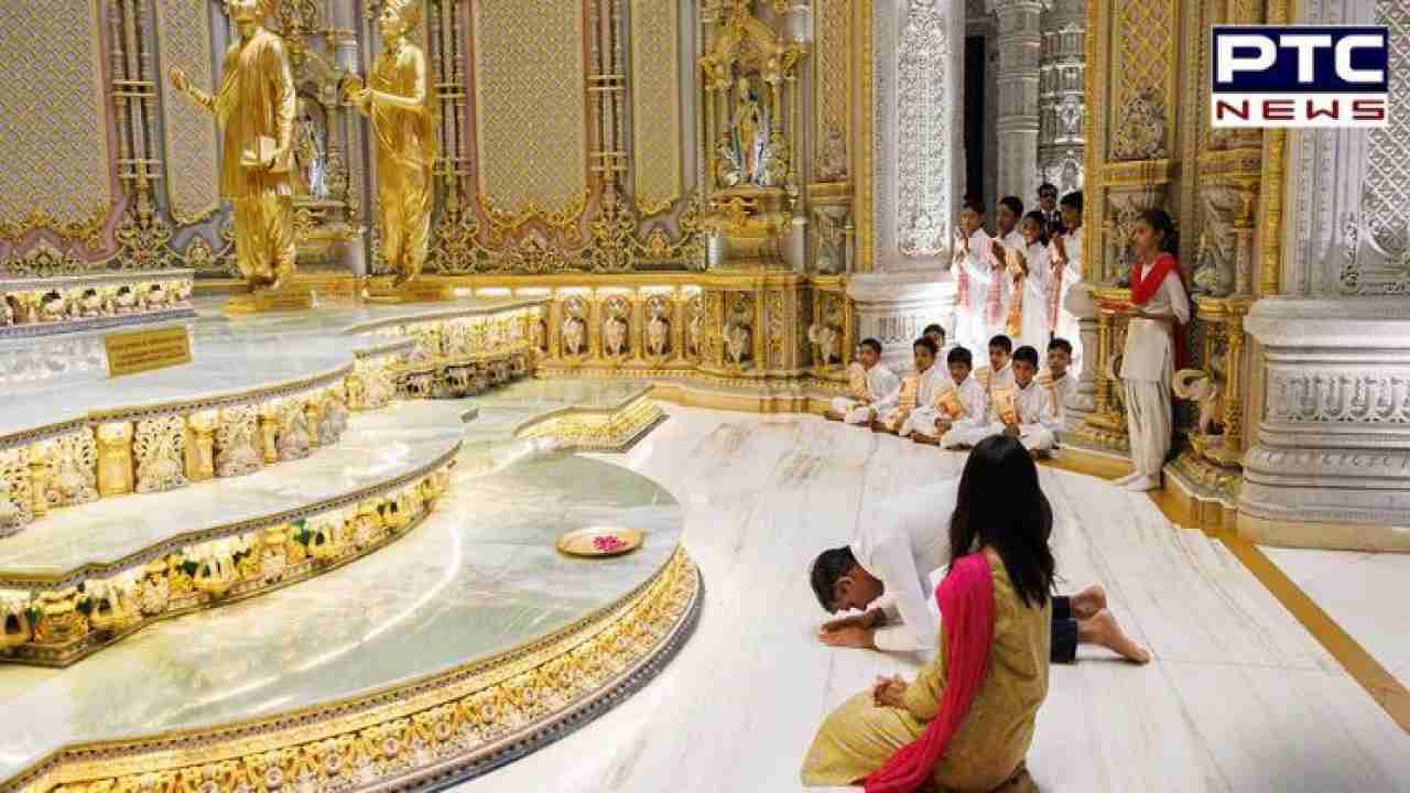 UK PM Rishi Sunak, wife Akshata Murty offer prayers at Akshardham temple | See PICS