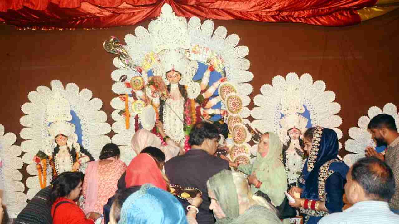 Himachal: शिमला के कालीबाड़ी में बंगाली महिलाओं ने खेली सिंदूर की होली, मां दुर्गा को दी विदाई