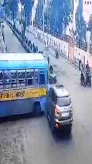 Kolkata Road Accident : ਤੇਜ਼ ਰਫ਼ਤਾਰ ਬੱਸ ਤੇ ਕਾਰ ਦੀ ਜ਼ਬਰਦਸਤ ਟੱਕਰ, ਪੂਰੀ ਘਟਨਾ CCTV 'ਚ ਹੋਈ ਕੈਦ