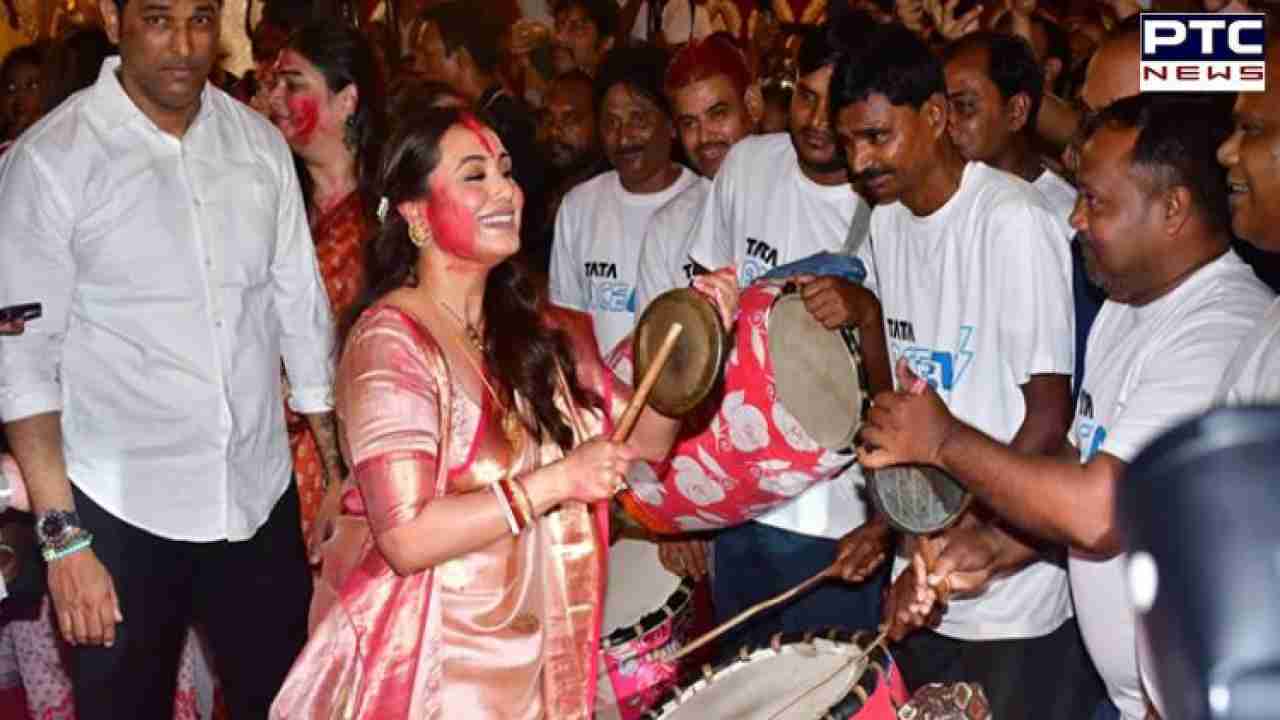 Rani Mukerji, Rupali Ganguly dazzel in ethnic attire at traditional 'sindoor khela' dance | Watch