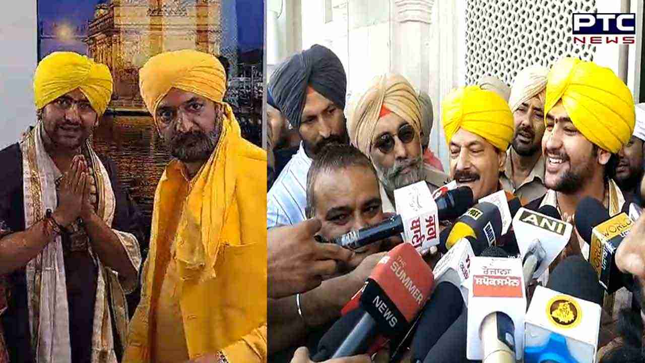 Bageshwar Dham Baba: ਦਸਤਾਰ ਸਜਾ ਕੇ ਪੰਜਾਬ ਪਹੁੰਚੇ ਬਾਗੇਸ਼ਵਰ ਧਾਮ ਵਾਲੇ ਧਿਰੇਂਦਰ ਸ਼ਾਸਤਰੀ, ਸ੍ਰੀ ਦਰਬਾਰ ਸਾਹਿਬ ਹੋਏ ਨਤਮਸਤਕ