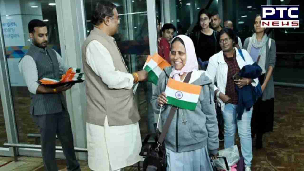 Operation Ajay: 143 यात्रियों के साथ छठी उड़ान नई दिल्ली में उतरी, किया स्वागत