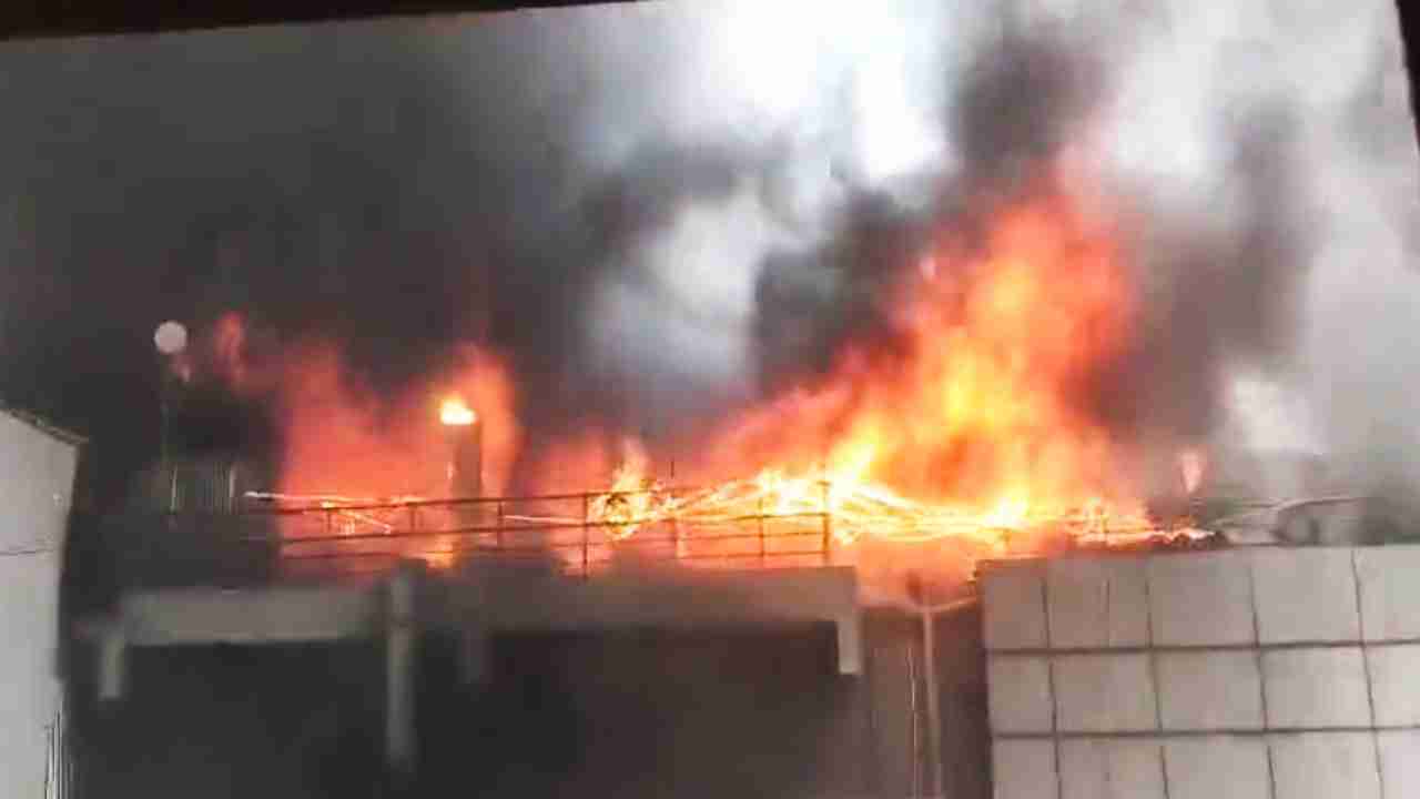 बेंगलुरु में बहुमंजिला इमारत में लगी भीषण आग, जान बचाने के लिए चौथी मंजिल से कूदा शख्स, VIDEO VIRAL
