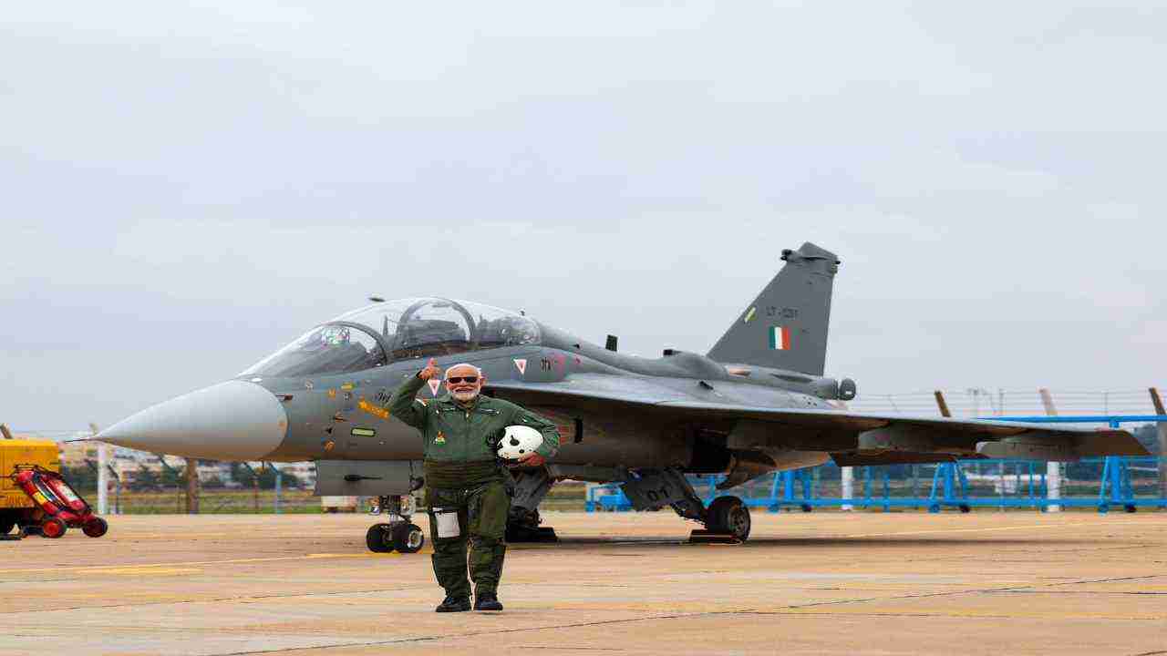 PM Modi Flies In Tejas: पीएम मोदी ने लड़ाकू विमान तेजस में भरी उड़ान, बोले- विश्व में किसी से कम नहीं हम