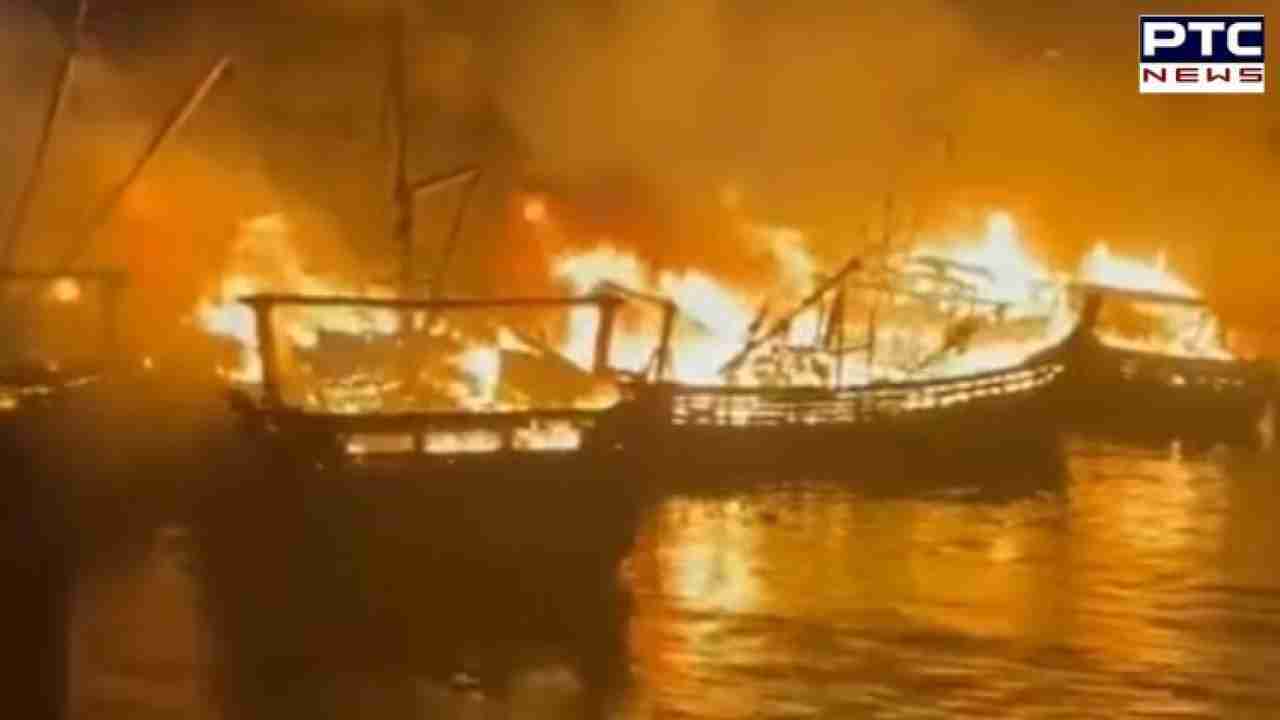 Fishing Boat Fire: विशाखापत्तनम बंदरगाह पर लगी भीषण आग, मछली पकड़ने वाली 40 नावें जलकर राख